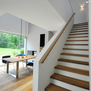 Holztreppe ins Obergeschoss