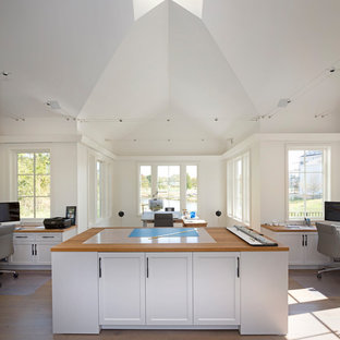 コロンバスの巨大なモダンスタイルのおしゃれなアトリエ・スタジオ (無垢フローリング、暖炉なし、造り付け机) の写真