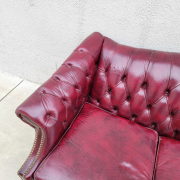 1970s Vintage English Burgundy Chesterfield Leather Sofá.