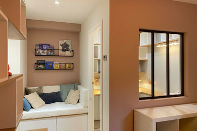 Cette image montre une chambre d'enfant de 4 à 10 ans design de taille moyenne avec un mur rose et un sol marron.