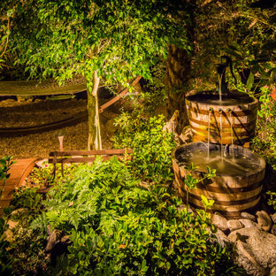 Geometrischer, Großer, Halbschattiger Eklektischer Garten hinter dem Haus mit Blumenbeet und Natursteinplatten in Los Angeles