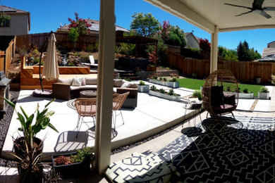 Foto de jardín de tamaño medio en patio trasero con exposición total al sol y adoquines de hormigón