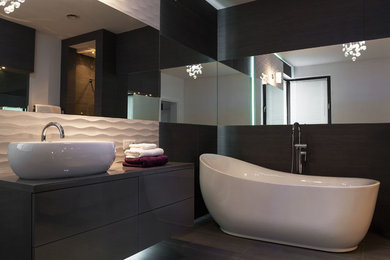 Inspiration for a modern bathroom in Adelaide.