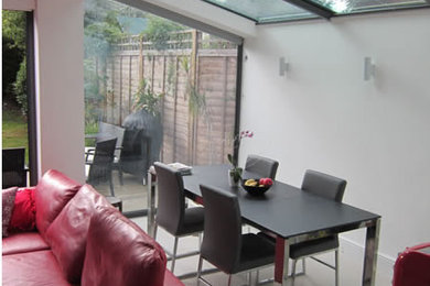 ロンドンにあるコンテンポラリースタイルのおしゃれなリビングの写真
