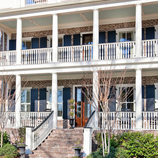 チャールストンのトラディショナルスタイルのおしゃれな家の外観 (レンガサイディング) の写真