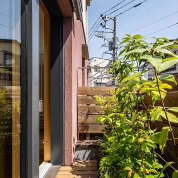 木と樹のバルコニーのある家