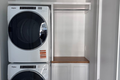 Laundry room photo in Charleston