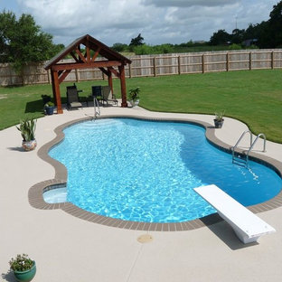ヒューストンの大きいオーダーメイドトラディショナルスタイルのおしゃれなプール (真砂土舗装) の写真