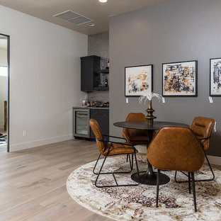 ボイシのコンテンポラリースタイルのおしゃれなホームバー (アンダーカウンターシンク、フラットパネル扉のキャビネット、濃色木目調キャビネット、クオーツストーンカウンター、メタルタイルのキッチンパネル、淡色無垢フローリング) の写真