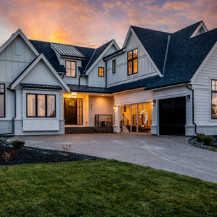 Großes, Zweistöckiges, Weißes, Schwarzes Landhaus Einfamilienhaus mit Holzfassade, Satteldach, Schindeldach und Wandpaneelen in Calgary