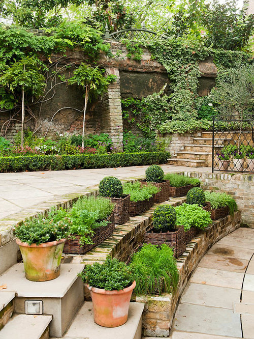 Großer Garten mit Pflanzwand Ideen für die Gartengestaltung