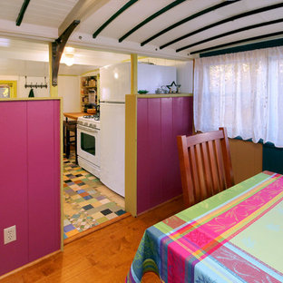 Стильный дизайн: маленькая гостиная-столовая в стиле фьюжн с синими стенами, паркетным полом среднего тона и коричневым полом без камина - последний тренд