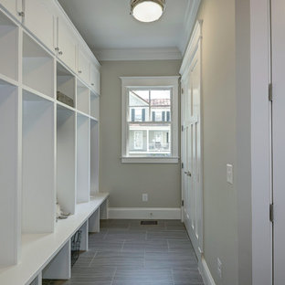 Idee per un grande ingresso con anticamera minimalista con pareti grigie e pavimento in linoleum