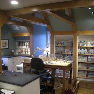 Immagine di una grande stanza da lavoro american style con pareti blu, parquet scuro, nessun camino e scrivania autoportante