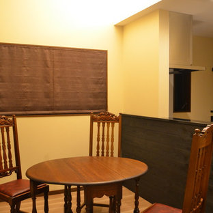 京都のモダンスタイルのおしゃれなホームバー (一体型シンク、人工大理石カウンター、黒いキッチンパネル、木材のキッチンパネル、合板フローリング、ベージュの床、黒いキッチンカウンター) の写真