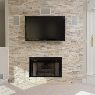 Diseño de sótano con puerta minimalista, grande, con paredes blancas, moqueta, marco de chimenea de piedra y chimenea tradicional