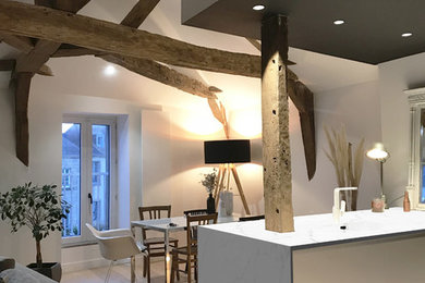Idées déco pour une grande cuisine ouverte en U avec un évier intégré, un placard à porte affleurante, des portes de placard blanches, plan de travail en marbre, une crédence noire, un électroménager noir, parquet clair, une péninsule et un plan de travail blanc.