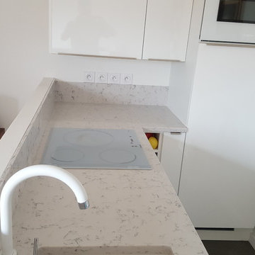 Cuisine avec plan de travail et crédences en quart Silestone Lyra