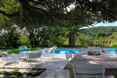 Idées déco pour une grande terrasse méditerranéenne avec une dalle de béton et aucune couverture.