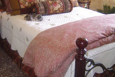 Example of a classic bedroom design in Sacramento