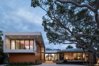 Modern exterior home idea in Tampa