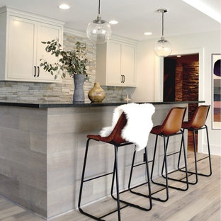 Imagen de sótano con puerta campestre, de tamaño medio, sin chimenea, con paredes blancas, suelo de madera clara y suelo beige