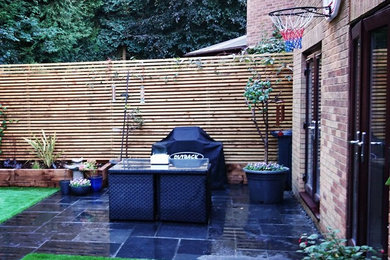 Inspiration for a contemporary patio in Berkshire.