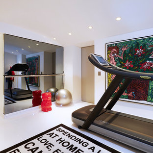 Inspiration for an eclectic home gym in Paris.