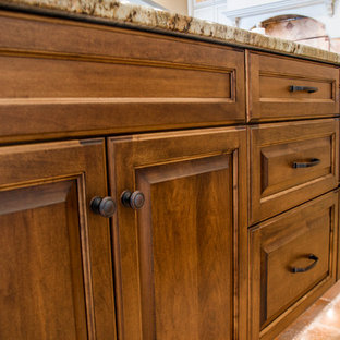 Zweizeilige, Geräumige Klassische Küche mit Vorratsschrank, Unterbauwaschbecken, profilierten Schrankfronten, dunklen Holzschränken, Marmor-Arbeitsplatte, Küchenrückwand in Beige, Rückwand aus Keramikfliesen, Küchengeräten aus Edelstahl, Keramikboden und Kücheninsel in Sonstige