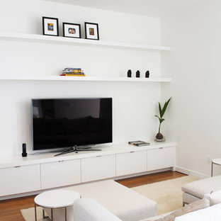 Inspiration pour une salle de cinéma minimaliste de taille moyenne et ouverte avec un mur blanc, un sol en bambou et un téléviseur encastré.