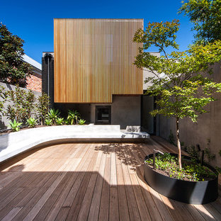 メルボルンのコンテンポラリースタイルのおしゃれな裏庭のデッキ (日よけなし) の写真