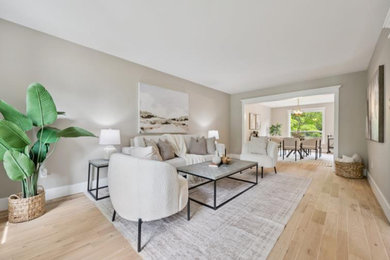 Living room photo in Toronto