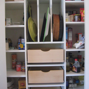 Kleine Moderne Küche mit Vorratsschrank, offenen Schränken und weißen Schränken in Sonstige