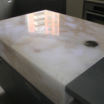 Cristallo quartzite mitred island with popup power sockets and internal lighting