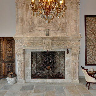 Großes, Repräsentatives, Offenes Mediterranes Wohnzimmer mit gelber Wandfarbe, Kalkstein, Kamin und Kaminsims aus Stein in Toronto
