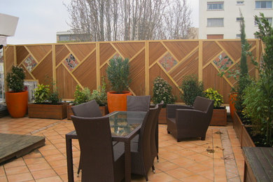 This is an example of a contemporary patio in Angers.