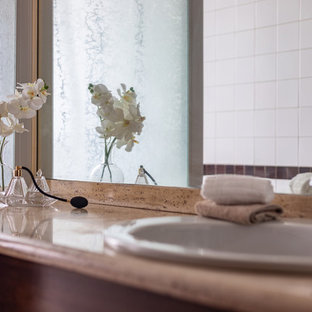 Idee per un bagno di servizio moderno di medie dimensioni con ante in legno scuro, piastrelle bianche, pavimento con piastrelle in ceramica, lavabo da incasso, top in travertino e top beige