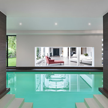 Une piscine intérieure de style contemporain