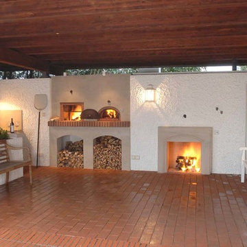Außenküche mit Pizzaofen und Kamin