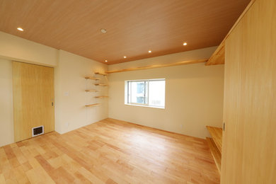 Diseño de dormitorio de estilo zen sin chimenea con suelo de madera clara y suelo rosa
