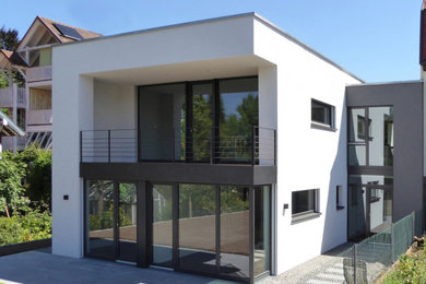 Zweistöckiges Modernes Haus mit Putzfassade, weißer Fassadenfarbe und Flachdach in Stuttgart