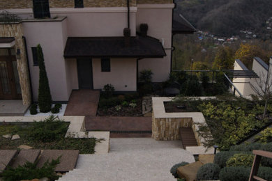 Стильный дизайн: участок и сад среднего размера на внутреннем дворе в стиле рустика с подъездной дорогой и камнем в ландшафтном дизайне - последний тренд