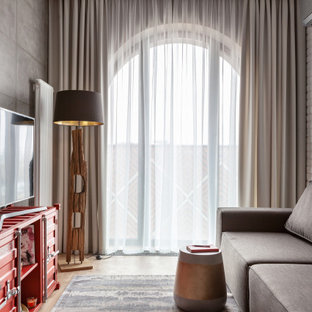 Immagine di un piccolo soggiorno industriale aperto con pareti bianche, pavimento in legno massello medio, TV autoportante e pavimento beige