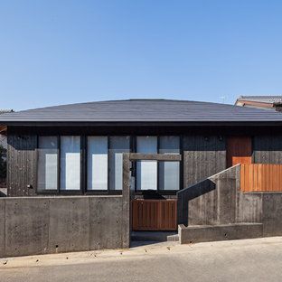 他の地域の和風のおしゃれな家の外観 (木材サイディング、黒い外壁、腰折れ屋根) の写真