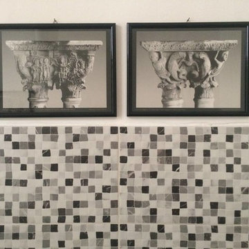 LEGNO pensando a KLEE MOSAICO pensando alla STORIA. Due semplici stanze da bagno