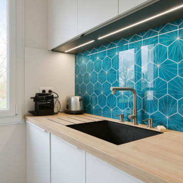 Rénovation cuisine épurée avec crédence en verre synthétique
