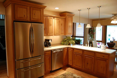 Kitchen - traditional kitchen idea in Los Angeles