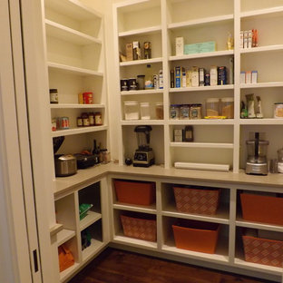 Mittelgroße Klassische Küche mit weißen Schränken, braunem Holzboden, Vorratsschrank, offenen Schränken und braunem Boden in Atlanta