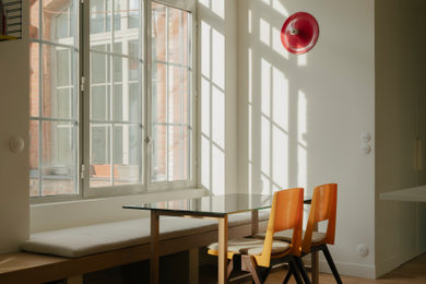 Cette photo montre une salle à manger.
