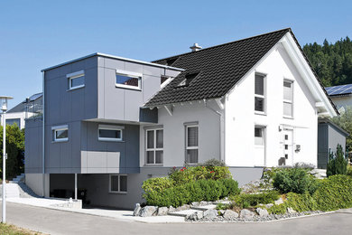 Photo of a contemporary two-storey house exterior in Stuttgart with a flat roof.